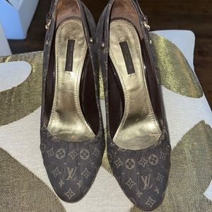 Louis Vuitton authentic women’s cloth pumps